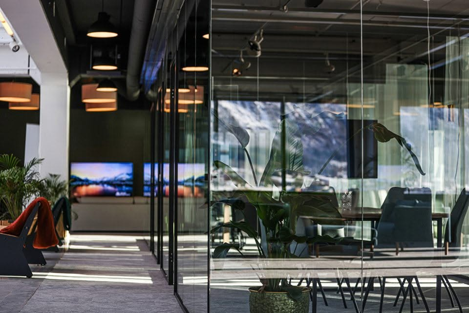 Moderne kontorlokale med store vinduer og fjordutsikt
